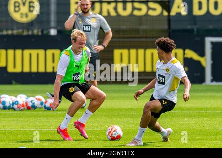 Dortmund, Deutschland. Juli 2021. Fußball: Bundesliga, Trainingsauftakt Borussia Dortmund im Trainingszentrum an der Adi-Preisler-Allee in Brackel. Julian Brandt (l.) und Nnamdi Collins kämpfen um den Ball. Kredit: David Inderlied/dpa/Alamy Live Nachrichten Stockfoto