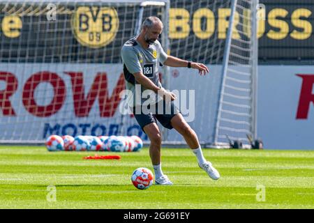 Dortmund, Deutschland. Juli 2021. Fußball: Bundesliga, Trainingsauftakt Borussia Dortmund im Trainingszentrum an der Adi-Preisler-Allee in Brackel. Trainer Marco Rose spielt einen Pass. Kredit: David Inderlied/dpa/Alamy Live Nachrichten Stockfoto