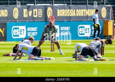 Dortmund, Deutschland. Juli 2021. Fußball: Bundesliga, Trainingsauftakt Borussia Dortmund im Trainingszentrum an der Adi-Preisler-Allee in Brackel. Trainer Marco Rose beobachtet die Dehnübungen seines Teams. Kredit: David Inderlied/dpa/Alamy Live Nachrichten Stockfoto