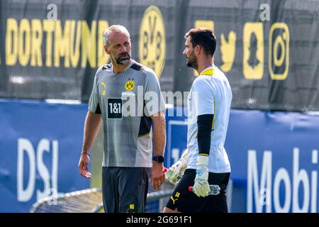 Dortmund, Deutschland. Juli 2021. Fußball: Bundesliga, Trainingsauftakt Borussia Dortmund im Trainingszentrum an der Adi-Preisler-Allee in Brackel. Trainer Marco Rose (l) spricht mit Torwart Roman Bürki. Kredit: David Inderlied/dpa/Alamy Live Nachrichten Stockfoto