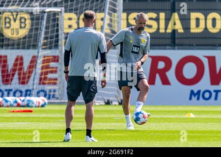 Dortmund, Deutschland. Juli 2021. Fußball: Bundesliga, Trainingsauftakt Borussia Dortmund im Trainingszentrum an der Adi-Preisler-Allee in Brackel. Trainer Marco Rose (r) spielt einen Pass. Kredit: David Inderlied/dpa/Alamy Live Nachrichten Stockfoto