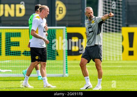 Dortmund, Deutschland. Juli 2021. Fußball: Bundesliga, Trainingsauftakt Borussia Dortmund im Trainingszentrum an der Adi-Preisler-Allee in Brackel. Trainer Marco Rose (r) gibt Marius Wolf Anweisungen. Kredit: David Inderlied/dpa/Alamy Live Nachrichten Stockfoto