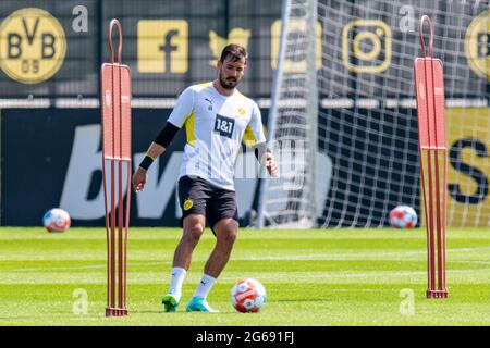 Dortmund, Deutschland. Juli 2021. Fußball: Bundesliga, Trainingsauftakt Borussia Dortmund im Trainingszentrum an der Adi-Preisler-Allee in Brackel. Torwart Roman Bürki spielt einen Pass. Kredit: David Inderlied/dpa/Alamy Live Nachrichten Stockfoto