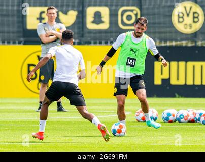 Dortmund, Deutschland. Juli 2021. Fußball: Bundesliga, Trainingsauftakt Borussia Dortmund im Trainingszentrum an der Adi-Preisler-Allee in Brackel. Torwart Roman Bürki (r) spielt einen Pass. Kredit: David Inderlied/dpa/Alamy Live Nachrichten Stockfoto