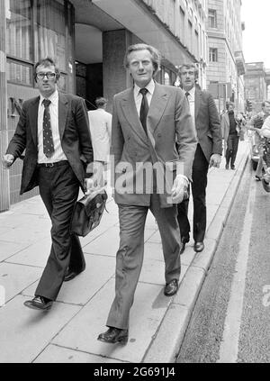 Datei-Foto vom 20/7/1981 des damaligen Umweltministers Michael Heseltine zu Beginn seines zweiwöchigen Besuchs in Merseyside auf den Straßen von Liverpool. Vierzig Jahre nach Ausbruch der Unruhen in Toxteth haben die durch die Unruhen ausgelösten Veränderungen zu einer „vollständigen Transformation“ Liverpools geführt. Während der neuntägigen Unruhen im Juli 1981 wurden 468 Polizisten verletzt, 500 Menschen festgenommen und 70 Gebäude so schwer durch einen Brand beschädigt, dass sie abgerissen werden mussten. Ausgabedatum: Sonntag, 4. Juli 2021. Stockfoto