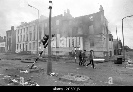 Datei-Foto vom 6/7/1981 der Nachwirkungen einer zweiten Nacht von gewalttätigen Unruhen im Stadtteil Toxteth von Liverpool. Vierzig Jahre nach Ausbruch der Unruhen in Toxteth haben die durch die Unruhen ausgelösten Veränderungen zu einer „vollständigen Transformation“ Liverpools geführt. Während der neuntägigen Unruhen im Juli 1981 wurden 468 Polizisten verletzt, 500 Menschen festgenommen und 70 Gebäude so schwer durch einen Brand beschädigt, dass sie abgerissen werden mussten. Ausgabedatum: Sonntag, 4. Juli 2021. Stockfoto