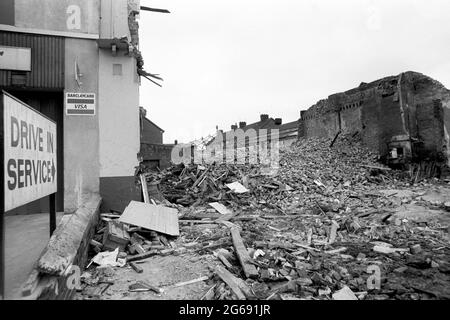 Aktenfoto vom 7/7/1981 der Nachwirkungen der Toxteth-Krawalle in Liverpool. Vierzig Jahre nach Ausbruch der Unruhen in Toxteth haben die durch die Unruhen ausgelösten Veränderungen zu einer „vollständigen Transformation“ Liverpools geführt. Während der neuntägigen Unruhen im Juli 1981 wurden 468 Polizisten verletzt, 500 Menschen festgenommen und 70 Gebäude so schwer durch einen Brand beschädigt, dass sie abgerissen werden mussten. Ausgabedatum: Sonntag, 4. Juli 2021. Stockfoto