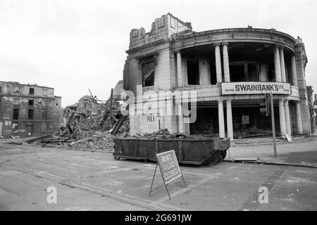 Aktenfoto vom 7/7/1981 der Nachwirkungen der Toxteth-Krawalle in Liverpool. Vierzig Jahre nach Ausbruch der Unruhen in Toxteth haben die durch die Unruhen ausgelösten Veränderungen zu einer „vollständigen Transformation“ Liverpools geführt. Während der neuntägigen Unruhen im Juli 1981 wurden 468 Polizisten verletzt, 500 Menschen festgenommen und 70 Gebäude so schwer durch einen Brand beschädigt, dass sie abgerissen werden mussten. Ausgabedatum: Sonntag, 4. Juli 2021. Stockfoto