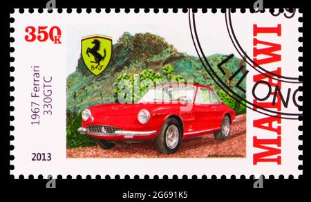 MOSKAU, RUSSLAND - 28. MÄRZ 2020: Briefmarke gedruckt in Malawi zeigt 1967 Ferrari 330GTC, Ferrari Serie, um 2013 Stockfoto