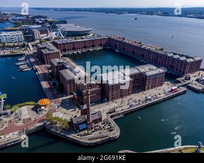 Aktenfoto vom 31/5/2021 einer Luftaufnahme des Royal Albert Dock in Liverpool, das nach den Toxteth-Unruhen regeneriert wurde. Vierzig Jahre nach Ausbruch der Unruhen in Toxteth haben die durch die Unruhen ausgelösten Veränderungen zu einer „vollständigen Transformation“ Liverpools geführt. Während der neuntägigen Unruhen im Juli 1981 wurden 468 Polizisten verletzt, 500 Menschen festgenommen und 70 Gebäude so schwer durch einen Brand beschädigt, dass sie abgerissen werden mussten. Ausgabedatum: Sonntag, 4. Juli 2021. Stockfoto