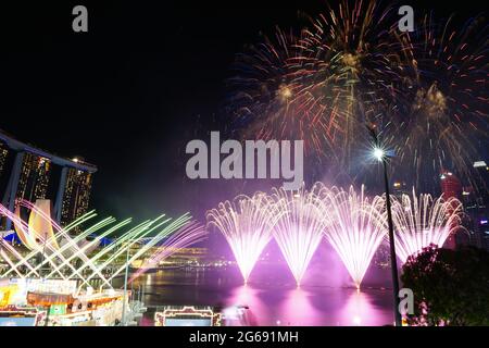 Funkelnde Feuerwerksanzeige während CNY Stockfoto