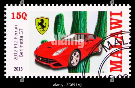 MOSKAU, RUSSLAND - 28. MÄRZ 2020: Briefmarke in Malawi zeigt 2012 F12 Ferrari Berlinetta GT, Ferrari Serie, um 2013 Stockfoto