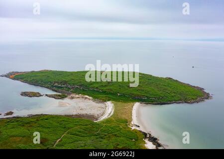 Die Twin Beaches Tombolo oder sandige Landenge bei an Doirlinn neben der Eilean Garbh Insel am nördlichen Ende der Isle of Gigha, Kintyre Halbinsel, Argyll & Bute, Stockfoto