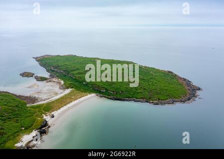 Die Twin Beaches Tombolo oder sandige Landenge bei an Doirlinn neben der Eilean Garbh Insel am nördlichen Ende der Isle of Gigha, Kintyre Halbinsel, Argyll & Bute, Stockfoto