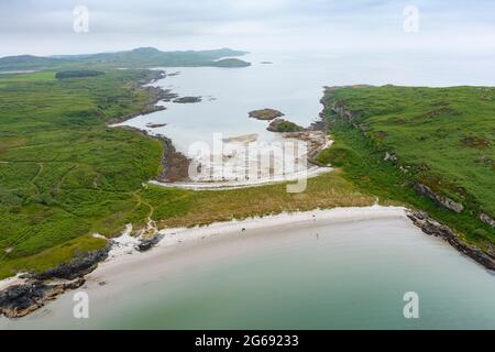 Die Twin Beaches Tombolo oder sandige Landenge bei an Doirlinn neben der Eilean Garbh Insel am nördlichen Ende der Isle of Gigha, Kintyre Halbinsel, Argyll & Bute, Stockfoto