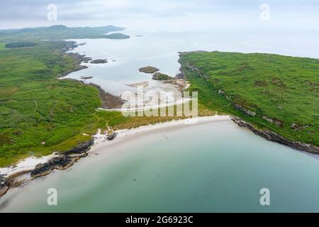 Die Twin Beaches Tombolo oder sandige Landenge bei an Doirlinn neben der Eilean Garbh Insel am nördlichen Ende der Isle of Gigha, Kintyre Halbinsel, Argyll & Bute, Stockfoto