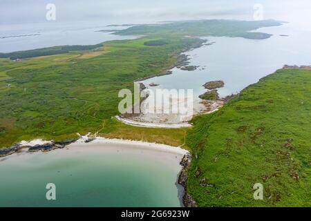 Die Twin Beaches Tombolo oder sandige Landenge bei an Doirlinn neben der Eilean Garbh Insel am nördlichen Ende der Isle of Gigha, Kintyre Halbinsel, Argyll & Bute, Stockfoto