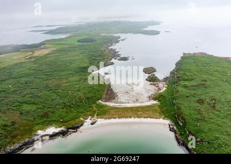 Die Twin Beaches Tombolo oder sandige Landenge bei an Doirlinn neben der Eilean Garbh Insel am nördlichen Ende der Isle of Gigha, Kintyre Halbinsel, Argyll & Bute, Stockfoto