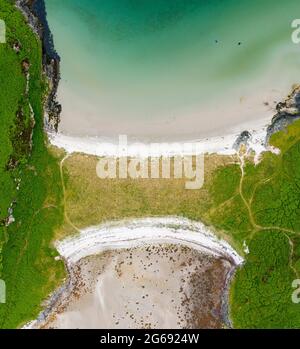 Die Twin Beaches Tombolo oder sandige Landenge bei an Doirlinn neben der Eilean Garbh Insel am nördlichen Ende der Isle of Gigha, Kintyre Halbinsel, Argyll & Bute, Stockfoto