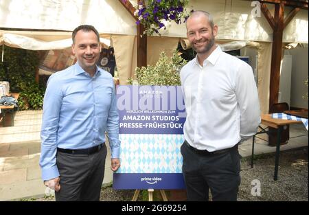 München, Deutschland. Juli 2021. Der Schriftsteller Sebastian Fitzek (l.) und James Farrell, VP Local Originals, zeigen beim Amazon Studios Press Breakfast auf den Internationalen Filmfestspielen München im Biergarten des Hofbräukellers am Wiener Platz. Das Filmfest München findet vom 1.7.2021. Bis 10.7. 2021 in der Landeshauptstadt statt. Quelle: Felix Hörhager/dpa/Alamy Live News Stockfoto