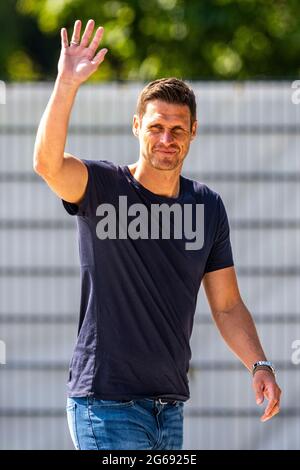 Dortmund, Deutschland. Juli 2021. Fußball: Bundesliga, Trainingsauftakt Borussia Dortmund im Trainingszentrum an der Adi-Preisler-Allee in Brackel. Sebastian Kehl (Leiter der Fachabteilung) begrüßt das Training. Kredit: David Inderlied/dpa/Alamy Live Nachrichten Stockfoto