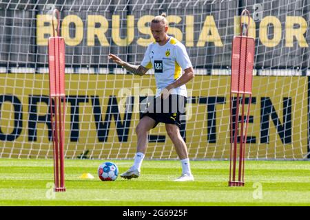 Dortmund, Deutschland. Juli 2021. Fußball: Bundesliga, Trainingsauftakt Borussia Dortmund im Trainingszentrum an der Adi-Preisler-Allee in Brackel. Marius Wolf spielt einen Pass. Kredit: David Inderlied/dpa/Alamy Live Nachrichten Stockfoto