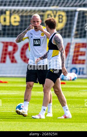 Dortmund, Deutschland. Juli 2021. Fußball: Bundesliga, Trainingsauftakt Borussia Dortmund im Trainingszentrum an der Adi-Preisler-Allee in Brackel. Marius Wolf (l) scherzt mit Marco Reus. Kredit: David Inderlied/dpa/Alamy Live Nachrichten Stockfoto