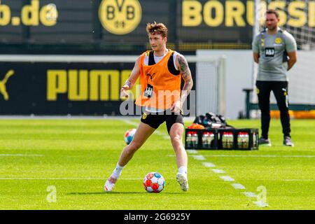 Dortmund, Deutschland. Juli 2021. Fußball: Bundesliga, Trainingsauftakt Borussia Dortmund im Trainingszentrum an der Adi-Preisler-Allee in Brackel. Marco Reus läuft mit dem Ball am Fuß. Kredit: David Inderlied/dpa/Alamy Live Nachrichten Stockfoto