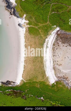 Die Twin Beaches Tombolo oder sandige Landenge bei an Doirlinn neben der Eilean Garbh Insel am nördlichen Ende der Isle of Gigha, Kintyre Halbinsel, Argyll & Bute, Stockfoto