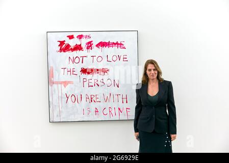 Die Künstlerin Tracey Emin posiert bei der Eröffnung ihrer Ausstellung „A viernight of Tears“ in der White Cube Gallery, Bermondsey, London, England. Stockfoto