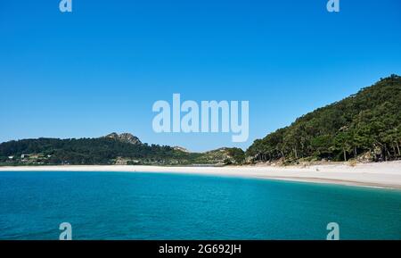 Strand von Rodas in Cies Islands Naturschutzgebiet, weißer Sand und klares türkisfarbenes Wasser. Nationalpark der Atlantischen Inseln von Galizien, Spanien. Stockfoto