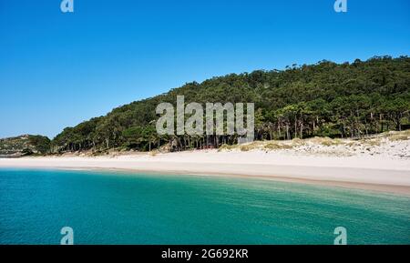 Strand von Rodas in Cies Islands Naturschutzgebiet, weißer Sand und klares türkisfarbenes Wasser. Nationalpark der Atlantischen Inseln von Galizien, Spanien. Stockfoto