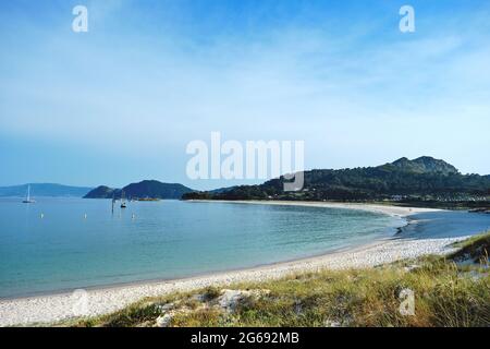 Strand von Rodas in Cies Islands Naturschutzgebiet, weißer Sand und klares türkisfarbenes Wasser. Nationalpark der Atlantischen Inseln von Galizien, Spanien. Stockfoto