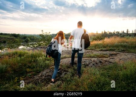 Startseite Reisen auf dem Land, Inlandsreisen, Country Escapes, Neutral color couple Portrait. Lokale Reisen, Solo Explorers, kleine Gruppe Tourist. Jung Stockfoto