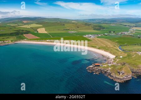 Luftaufnahme von der Drohne des Dunaverty Bay Beach auf der Halbinsel Kintyre, Southend, Argyll and Bute, Schottland, Großbritannien Stockfoto