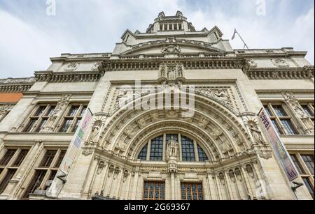 The Romaneque - Klassische Architektur vor dem berühmten Victoria and Albert Museum in der Cromwell Road, South Kensington, London SW7 Stockfoto