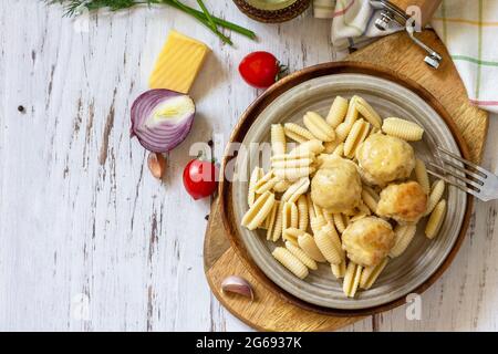 Italienische Pasta, Mittagessen mit Keto-Diät. Spaghetti mit Fleischbällchen in Käsesauce auf einem Holztisch. Draufsicht, flacher Hintergrund. Speicherplatz kopieren. Stockfoto