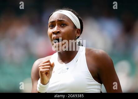 London, Großbritannien. Juli 2021. Coco Gauff aus den Vereinigten Staaten reagiert beim dritten Lauf der Frauen gegen Kaja Juvan aus Slowenien bei der Wimbledon Tennis Championship in London, Großbritannien, 3. Juli 2021. Quelle: Han Yan/Xinhua/Alamy Live News Stockfoto