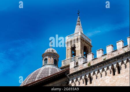 foligno Detail des Glockenturms der Kirche San Feliciano im Stadtzentrum Stockfoto