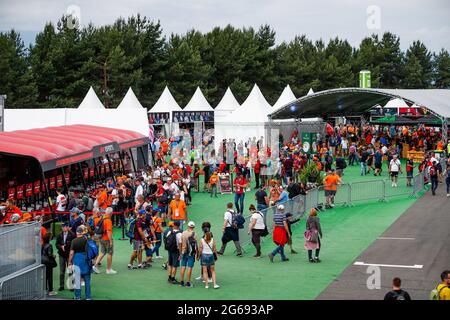 Spielberg, Österreich. Juli 2021. Fans beim Formel 1 Grosser Preis von Osterreich 2021, 2021 großer Preis von Österreich, 9. Lauf der FIA Formel 1 Weltmeisterschaft 2021 vom 2. Bis 4. Juli 2021 auf dem Red Bull Ring, in Spielberg, Österreich - Foto Florent Gooden/DPPI Quelle: Independent Photo Agency/Alamy Live News Stockfoto