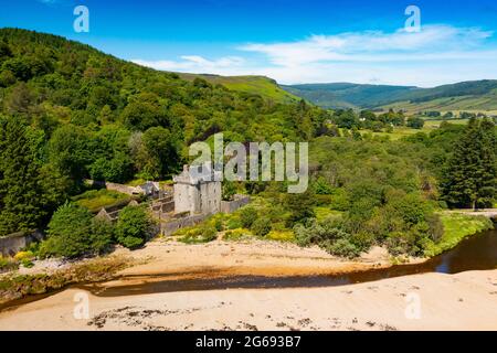 Luftaufnahme von der Drohne aus der Ansicht von Saddell Castle auf der Saddell Bay in Kintyre Peninsula, Argyll and Bute, Schottland, Großbritannien Stockfoto