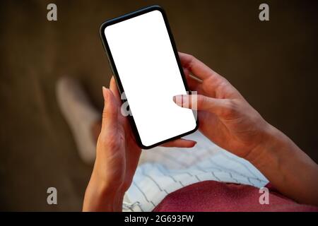 Frau mit Mobiltelefon, leerer Mockup-Bildschirm für Ihr eigenes Design Stockfoto