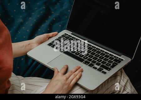 Frau mit Laptop-Computer mit leerem schwarzen Bildschirm Stockfoto