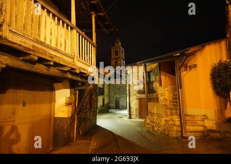 Einsame Straße in einem galizischen Dorf in der Nacht Stockfoto