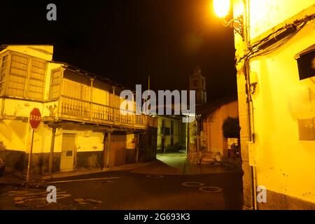 Einsame Straße in einem galizischen Dorf in der Nacht Stockfoto