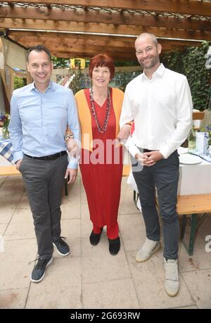 München, Deutschland. Juli 2021. Autor Sebastian Fitzek, (l-r) Regina Ziegler, Filmproduzent Ziegler Film und James Farrell, VP Local Originals, kommen beim Amazon Studios Press Breakfast beim Internationalen Filmfestival München im Biergarten des Hofbräukellers am Wiener Platz vor. Das Filmfest München findet vom 7/1/2021 bis zum 7/10/2021 in der Landeshauptstadt statt. Quelle: Felix Hörhager/dpa/Alamy Live News Stockfoto