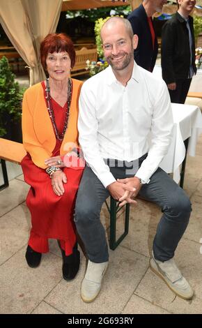 München, Deutschland. Juli 2021. Regina Ziegler, (l) Filmproduzentin Ziegler Film, und James Farrell, VP Local Originals, zeigen beim Amazon Studios Pressefrühstück beim Internationalen Filmfest München im Biergarten des Hofbräukellers am Wiener Platz. Das Filmfest München findet vom 1.7.2021. Bis 10.7. 2021 in der Landeshauptstadt statt. Quelle: Felix Hörhager/dpa/Alamy Live News Stockfoto