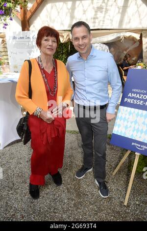 München, Deutschland. Juli 2021. Regina Ziegler, Filmproduzent Ziegler Film (l) und Autor Sebastian Fitzek zeigen beim Presserundstück der Amazon Studios auf den Internationalen Filmfestspielen München im Biergarten des Hofbräukellers am Wiener Platz. Das Filmfest München findet vom 1.7.2021. Bis 10.7. 2021 in der Landeshauptstadt statt. Quelle: Felix Hörhager/dpa/Alamy Live News Stockfoto