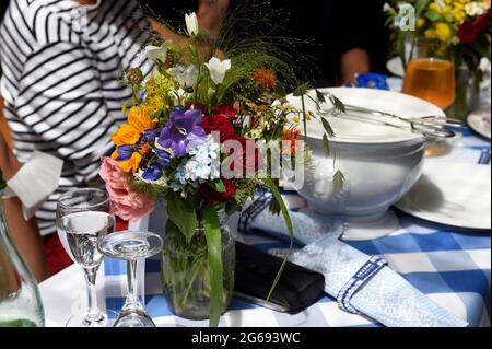 München, Deutschland. Juli 2021. Blumen in den Amazon Studios Pressefrühstück bei den Internationalen Filmfestspielen München im Biergarten des Hofbräukellers am Wiener Platz. Die Münchner Filmfestspiele finden von 1.7.2021 bis 10.7.2021 in der Landeshauptstadt statt. Quelle: Felix Hörhager/dpa/Alamy Live News Stockfoto