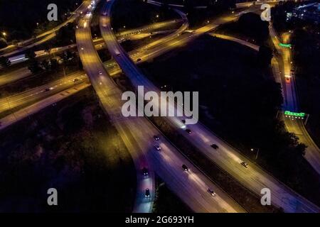 Autobahnkreuz bei Nacht mit Autoscheinwerfern bei Dämmerung, Conshohocken Pennsylvania USA Stockfoto